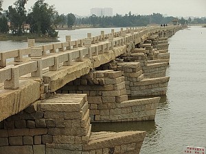 Cây cầu bằng đá được xây dựng cách đây gần 1000 năm tại Trung Quốc