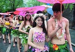 Đám cưới không quần áo, chỉ che bằng cây cỏ tại Trung Quốc