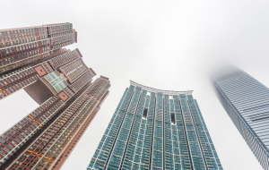 Sự thật thú vị của những lỗ hổng giữa các ngôi nhà cao tầng ở Hồng Kông