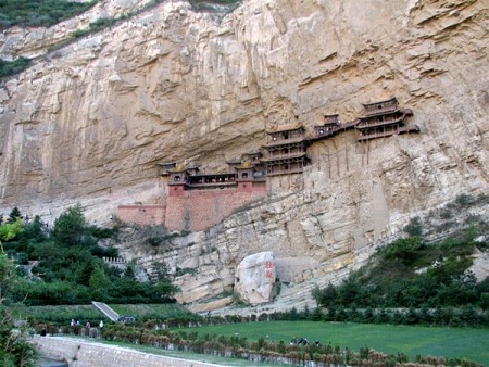 Lạ mắt với ngôi chùa hơn 1500 năm trên núi của Trung Quốc