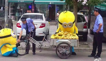 Minion bán chuối trên đường phố trung quốc