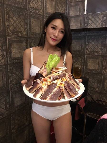 Thưởng thức lẩu với phục vụ mặc đồng phục bikini tại Đài Bắc - Ảnh 2 Thưởng thức lẩu với phục vụ mặc đồng phục bikini tại Đài Bắc - Ảnh 2