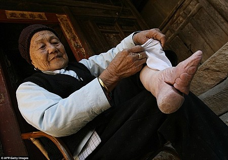 Tục lệ bó chân gót sen đầy đau đớn của phụ nữ Trung Quốc