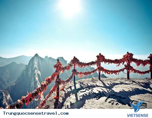 Trải nghiệm con đường leo núi nguy hiểm ở Trung Quốc - Ảnh 5 Trải nghiệm con đường leo núi nguy hiểm ở Trung Quốc - Ảnh 5