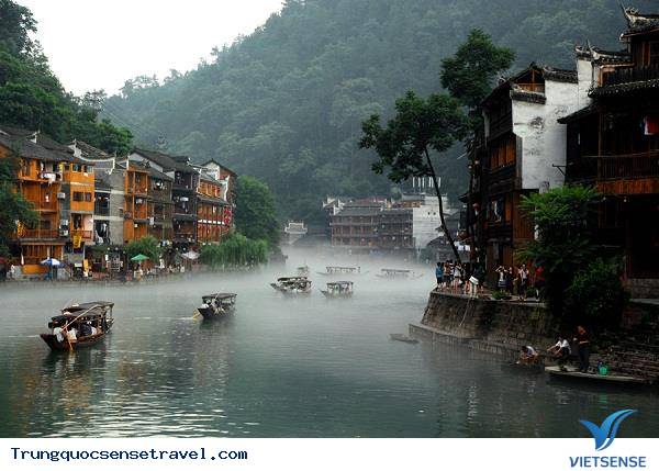 Khám phá Phượng Hoàng Trấn Cổ ngàn năm - Ảnh 1