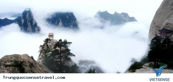 Trải nghiệm con đường leo núi nguy hiểm ở Trung Quốc - Ảnh 3 Trải nghiệm con đường leo núi nguy hiểm ở Trung Quốc - Ảnh 3