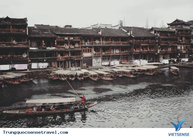 Khám phá Phượng Hoàng Trấn Cổ ngàn năm - Ảnh 2