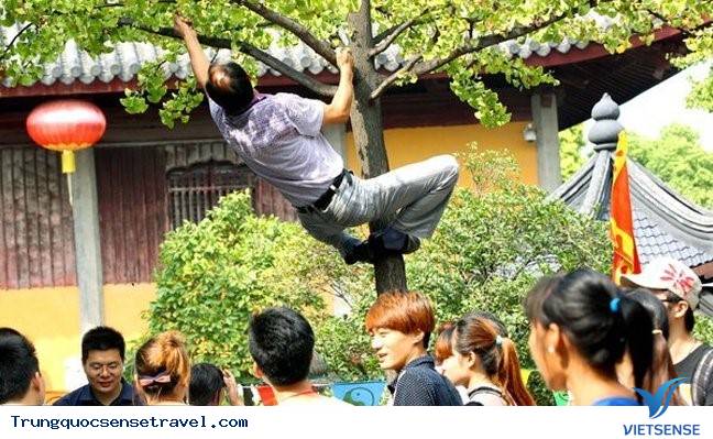 Trung Quốc xử lý mạnh tay với những hành vi khách thăm quan lỗ mãng - Ảnh 1 Trung Quốc xử lý mạnh tay với những hành vi khách thăm quan lỗ mãng - Ảnh 1