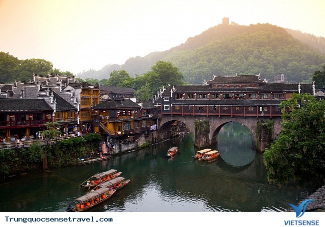 Ghé thăm 8 cổ trấn đẹp như tranh ở Trung Quốc - Ảnh 3 Ghé thăm 8 cổ trấn đẹp như tranh ở Trung Quốc - Ảnh 3
