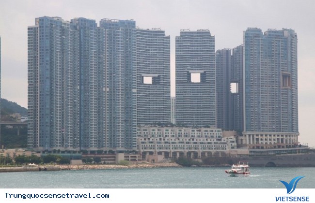 Sự thật thú vị của những lỗ hổng giữa các ngôi nhà cao tầng ở Hồng Kông - Ảnh 1