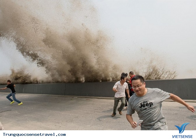 Sông Tiền Đường trở mình với con ‘’quái vật’’ - Ảnh 1