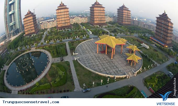 Choáng ngợp với ngôi làng triệu phú tại Trung Quốc - Ảnh 2 Choáng ngợp với ngôi làng triệu phú tại Trung Quốc - Ảnh 2