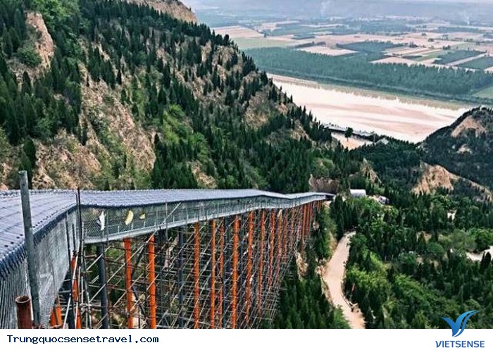 Trải nghiệm cảm giác mạnh cầu trượt đáy kính tái Trung Quốc - Ảnh 1