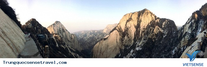 Trải nghiệm con đường leo núi nguy hiểm ở Trung Quốc - Ảnh 2 Trải nghiệm con đường leo núi nguy hiểm ở Trung Quốc - Ảnh 2