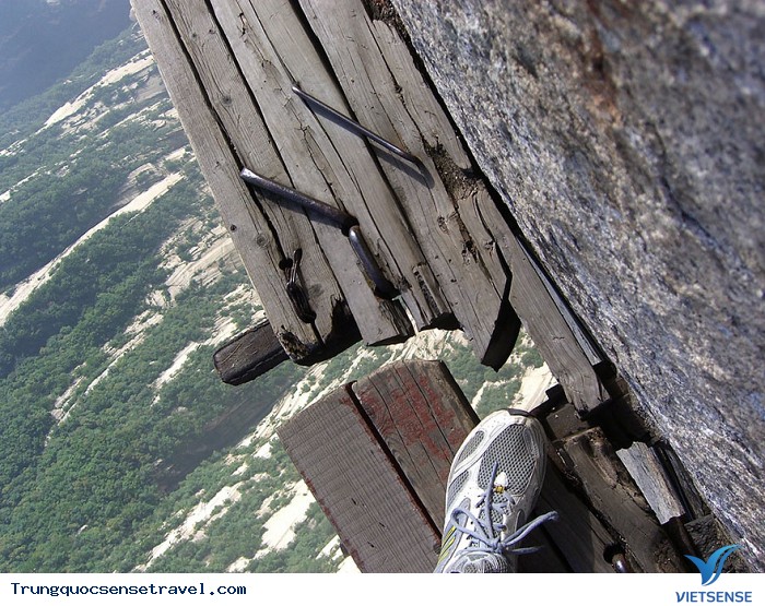 Trải nghiệm con đường leo núi nguy hiểm ở Trung Quốc - Ảnh 4 Trải nghiệm con đường leo núi nguy hiểm ở Trung Quốc - Ảnh 4