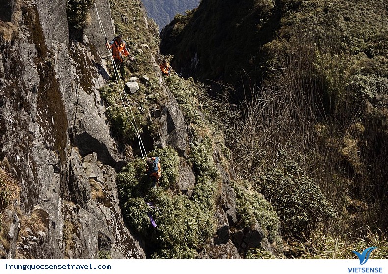 Người nhện đu mình trên vách cao nhặt rác - Ảnh 1 Người nhện đu mình trên vách cao nhặt rác - Ảnh 1