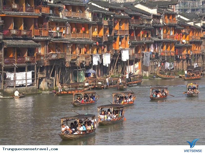 Phượng Hoàng Cổ Trấn trong những ngày nghỉ lễ 30 tháng 4 năm 2025 - Ảnh 6 Phượng Hoàng Cổ Trấn trong những ngày nghỉ lễ 30 tháng 4 năm 2025 - Ảnh 6