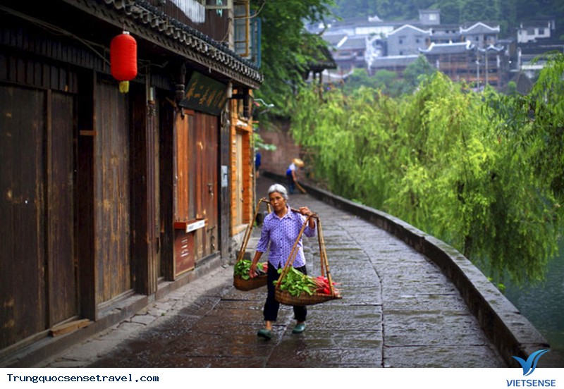 Phượng Hoàng Cổ Trấn trong những ngày nghỉ lễ 30 tháng 4 năm 2025 - Ảnh 8 Phượng Hoàng Cổ Trấn trong những ngày nghỉ lễ 30 tháng 4 năm 2025 - Ảnh 8