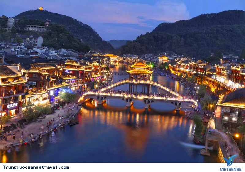 Phượng Hoàng Cổ Trấn trong những ngày nghỉ lễ 30 tháng 4 năm 2025 - Ảnh 7 Phượng Hoàng Cổ Trấn trong những ngày nghỉ lễ 30 tháng 4 năm 2025 - Ảnh 7