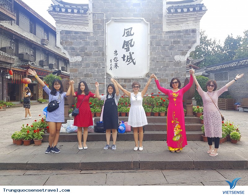 Ngắm cảnh đẹp ở Phượng Hoàng Cổ Trấn - Ảnh 6