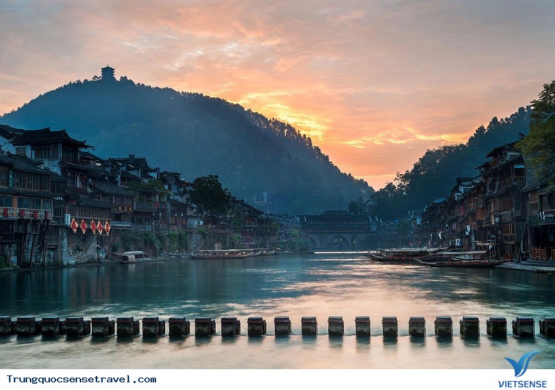 Ngắm cảnh đẹp ở Phượng Hoàng Cổ Trấn - Ảnh 1