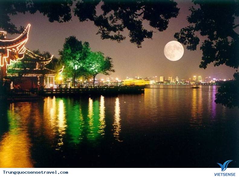 Ngắm trăng khổng lồ trong đêm Trung Thu tại Trung Quốc, 2018 - Ảnh 6 Ngắm trăng khổng lồ trong đêm Trung Thu tại Trung Quốc, 2018 - Ảnh 6