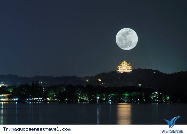 Ngắm trăng khổng lồ trong đêm Trung Thu tại Trung Quốc, 2018 - Ảnh 2 Ngắm trăng khổng lồ trong đêm Trung Thu tại Trung Quốc, 2018 - Ảnh 2