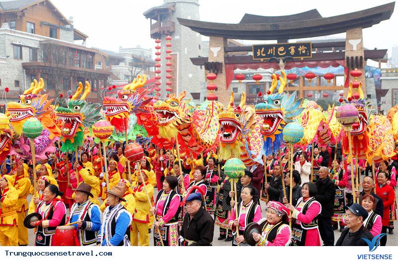 Tết Nguyên Đán Cổ Truyền Ở Trung Quốc 2024 là lễ hội truyền thống quan trọng nhất trong năm của người Trung Quốc. Hãy cùng chiêm ngưỡng những hình ảnh đẹp và tinh tế của lễ hội này, từ các màn diễu hành đến đại tiệc cúng Táo Quân năm mới. Hãy khiến cho dịp Tết Nguyên Đán này trở thành trải nghiệm khó quên và đáng tự hào với các bạn nhé.