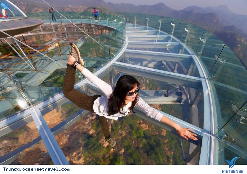 Cây cầu kính khổng lồ