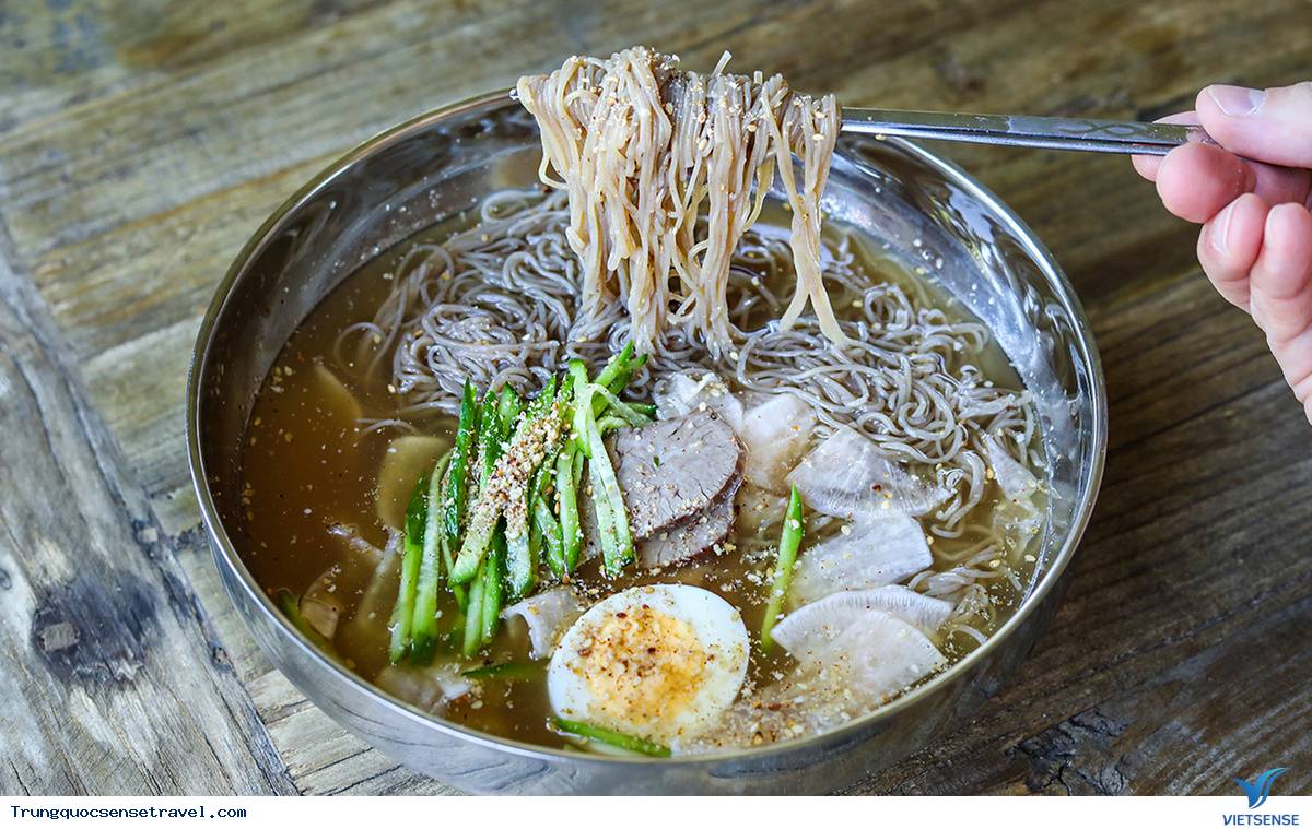 Naengmyeon tại nhà hàng Joon Ko