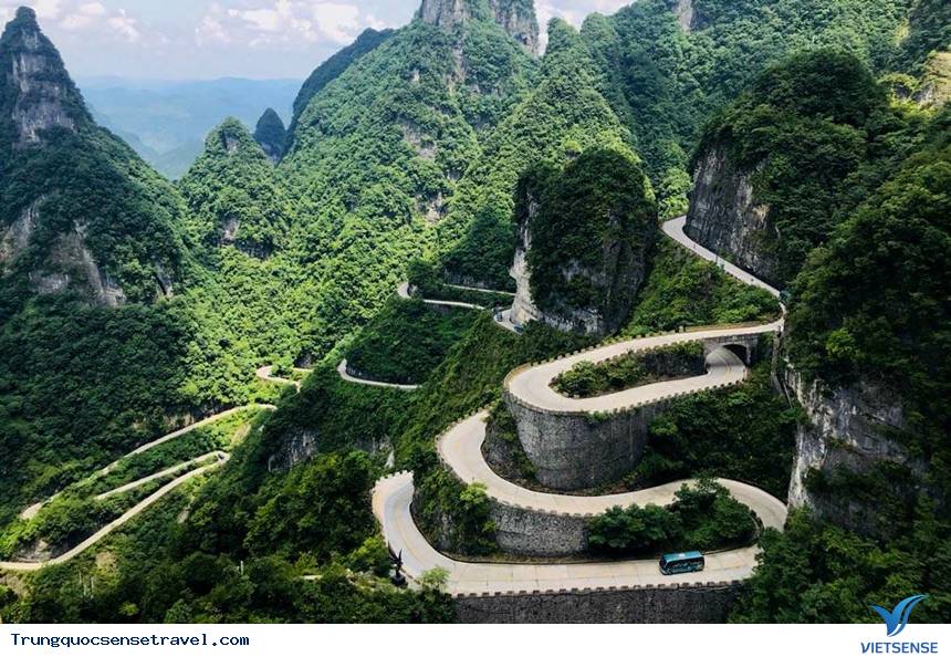 Băng qua 99 khúc cua lên Thiên Môn Sơn, dạo quanh vách kính cheo leo - Ảnh 1 Băng qua 99 khúc cua lên Thiên Môn Sơn, dạo quanh vách kính cheo leo - Ảnh 1