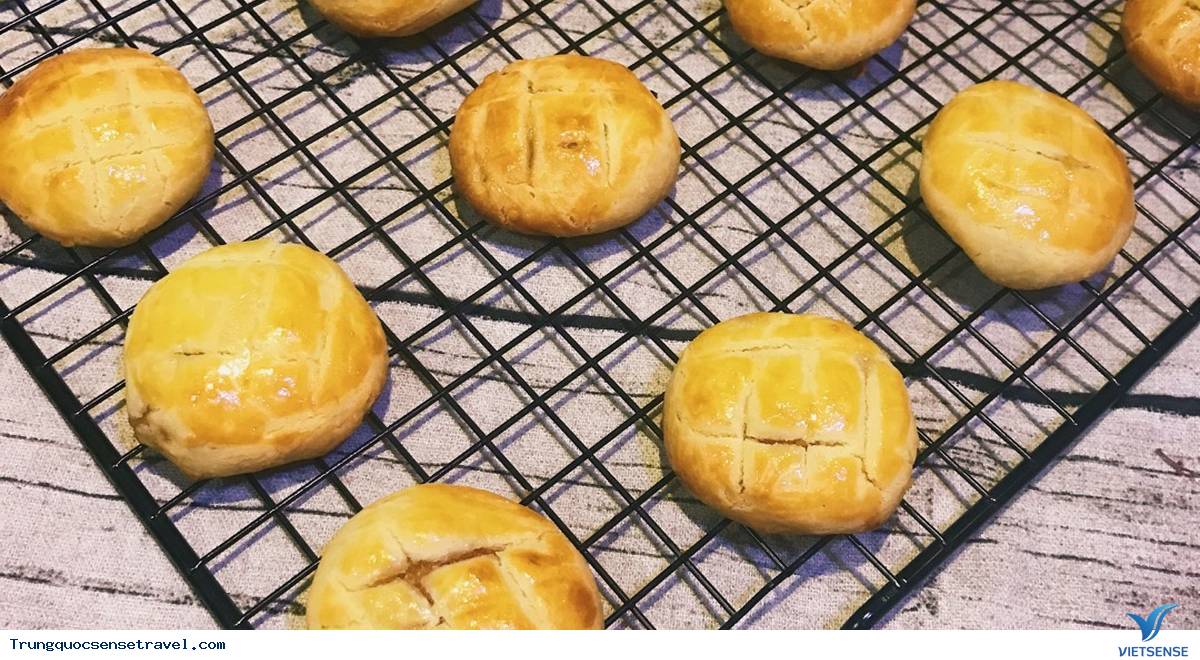 Bánh dứa – đồ ăn vặt thơm ngon nức tiếng của Hong Kong - Ảnh 1 Bánh dứa – đồ ăn vặt thơm ngon nức tiếng của Hong Kong - Ảnh 1