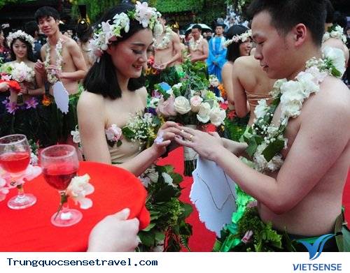 Đám cưới không quần áo, chỉ che bằng cây cỏ tại Trung Quốc - Ảnh 2