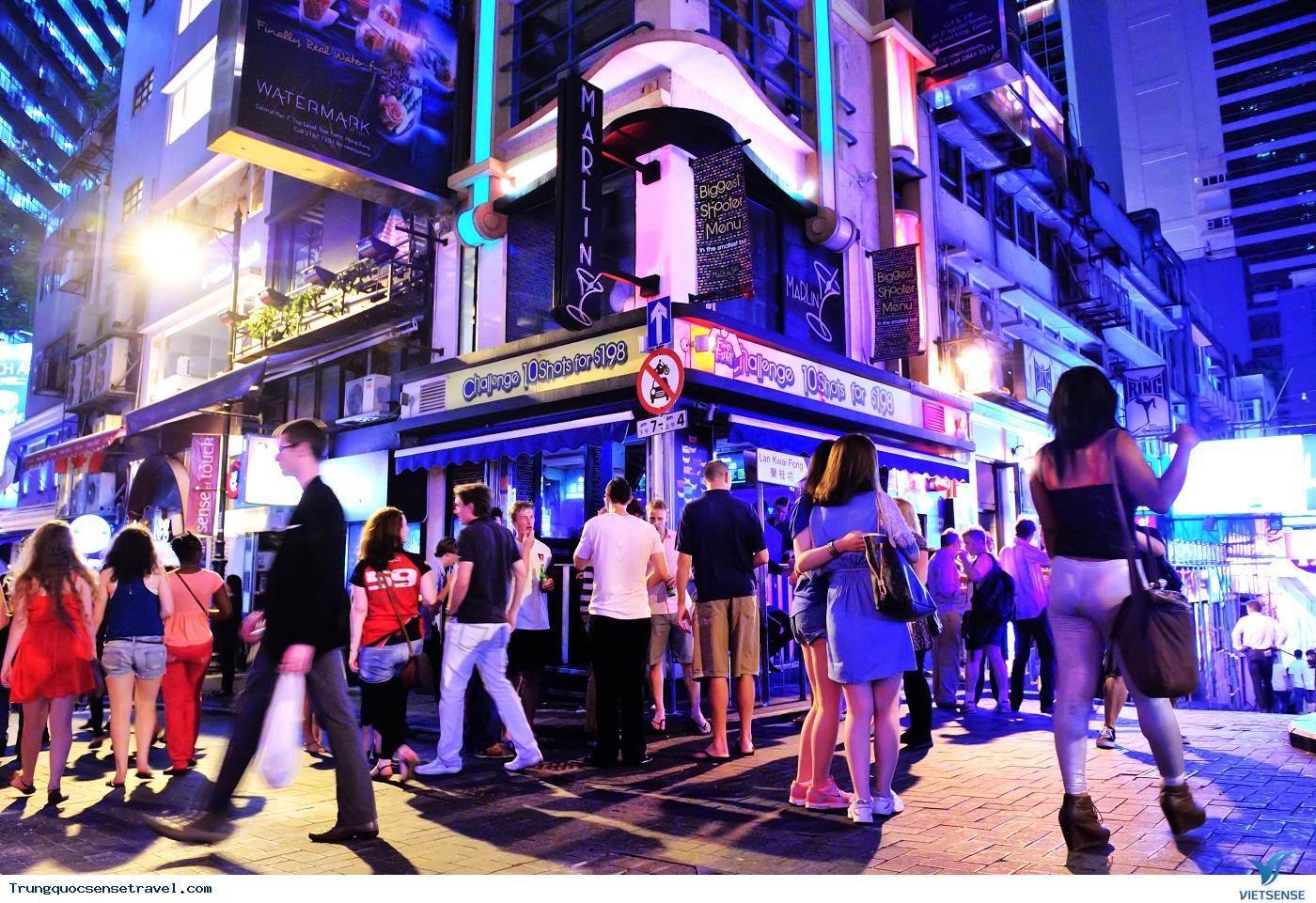 Đi du lịch Hồng Kông nên lựa chọn giày phù hợp