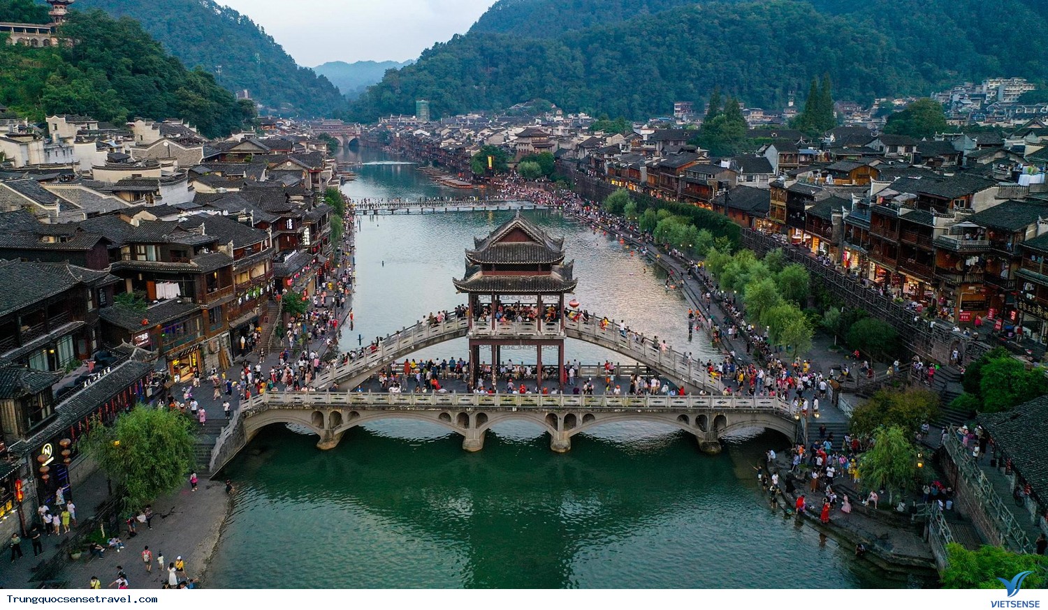 Đi mãi không chán ở Phượng Hoàng cổ trấn - Ảnh 1 Đi mãi không chán ở Phượng Hoàng cổ trấn - Ảnh 1