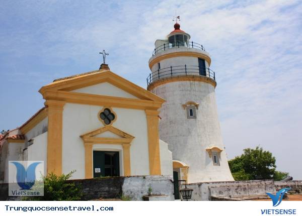 Nhà nguyện Đức Mẹ và Ngọn hải đăng Guia nằm trong Pháo đài Guia