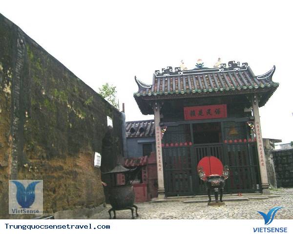 Phần tường thành cổ của thành phố