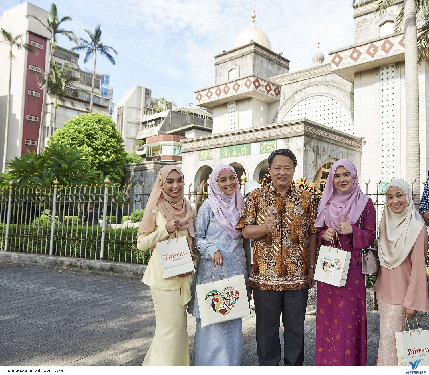 Người dân thân thiện, hiếu khách Người dân thân thiện, hiếu khách