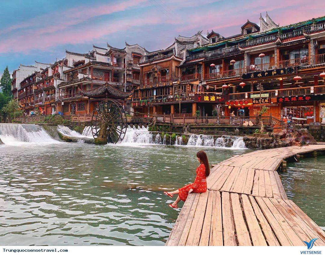 Phượng Hoàng cổ trấn