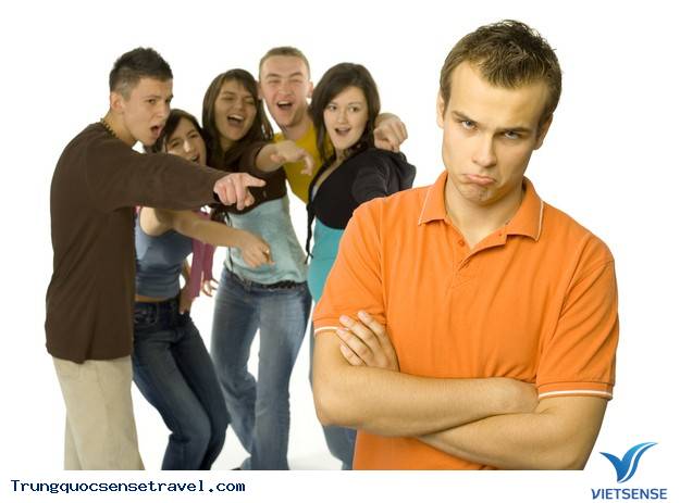 Nếu một người đang biểu diễn trên sân khấu bị té ngã, hãy thông cảm chứ đừng chế giễu, hò reo hay huýt sáo. Nếu một người đang biểu diễn trên sân khấu bị té ngã, hãy thông cảm chứ đừng chế giễu, hò reo hay huýt sáo.