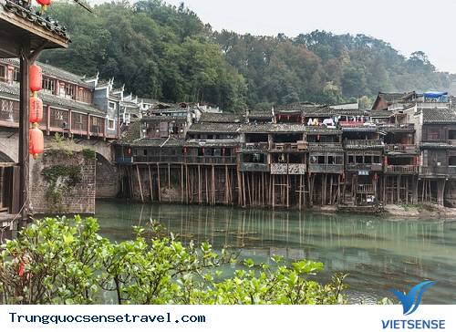 Nhà sàn tại làng Phong Hoàng, tỉnh Hồ Nam Nhà sàn tại làng Phong Hoàng, tỉnh Hồ Nam