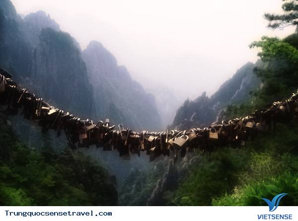 Thiên hạ đệ nhất Kiều - nơi thu hút khách thăm quan với những chiếc khóa tình yêu - Ảnh 1 Thiên hạ đệ nhất Kiều - nơi thu hút khách thăm quan với những chiếc khóa tình yêu - Ảnh 1