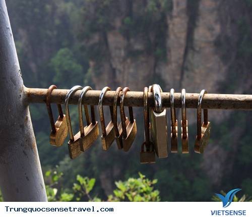 Thiên hạ đệ nhất Kiều - nơi thu hút khách thăm quan với những chiếc khóa tình yêu - Ảnh 3 Thiên hạ đệ nhất Kiều - nơi thu hút khách thăm quan với những chiếc khóa tình yêu - Ảnh 3