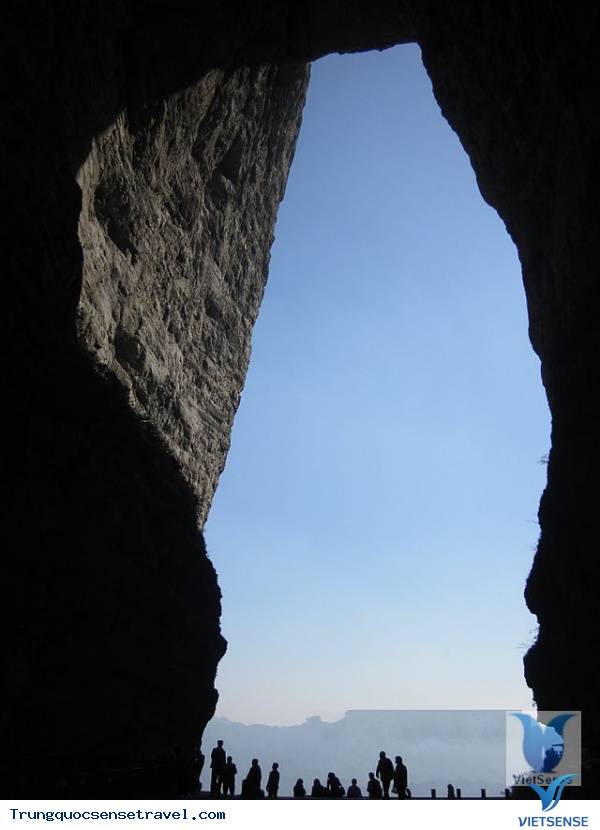 Quan sát từ dưới mái vòm.