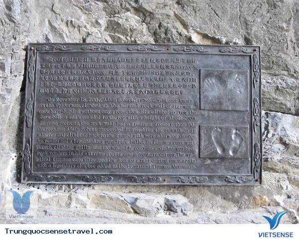 Một bia đá tưởng niệm Alain Robert đã leo lên ngọn núi vào năm 2007.