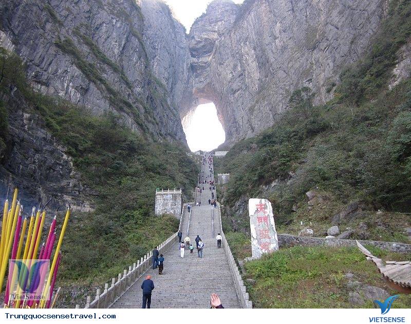 Cổng Thiên Đàng cùng những bậc thang dẫn lên nó.