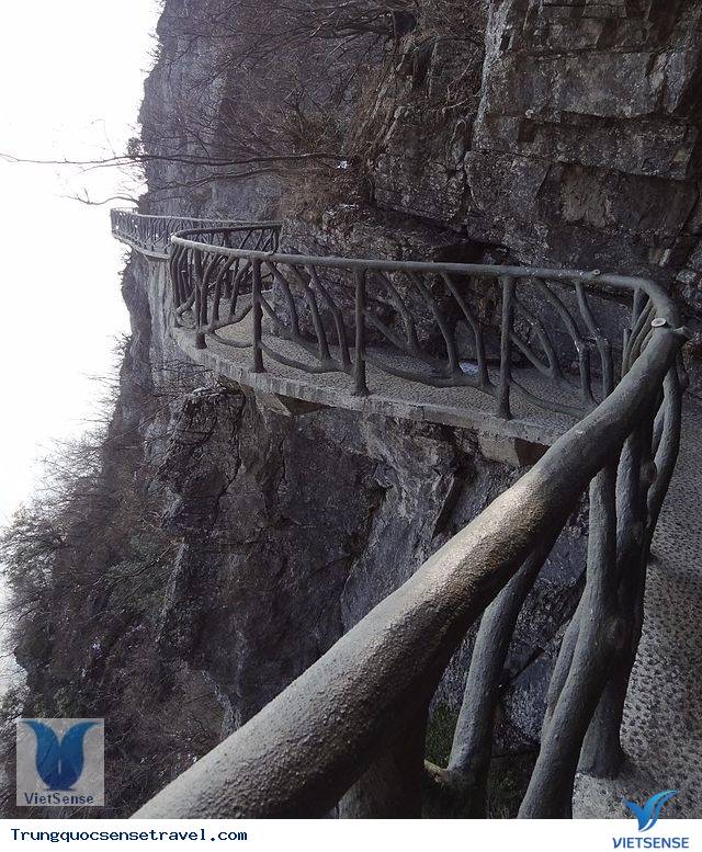 Con đường vách đá quanh đỉnh núi.