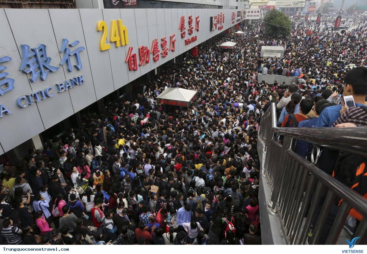 Chật kín người tại địa điểm Thăm Quan nổi tiếng - Ảnh 1