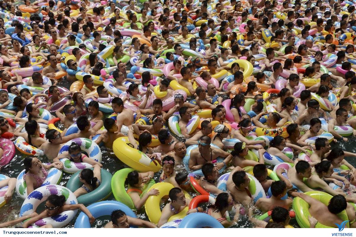 Chật kín người tại địa điểm Thăm Quan nổi tiếng - Ảnh 5