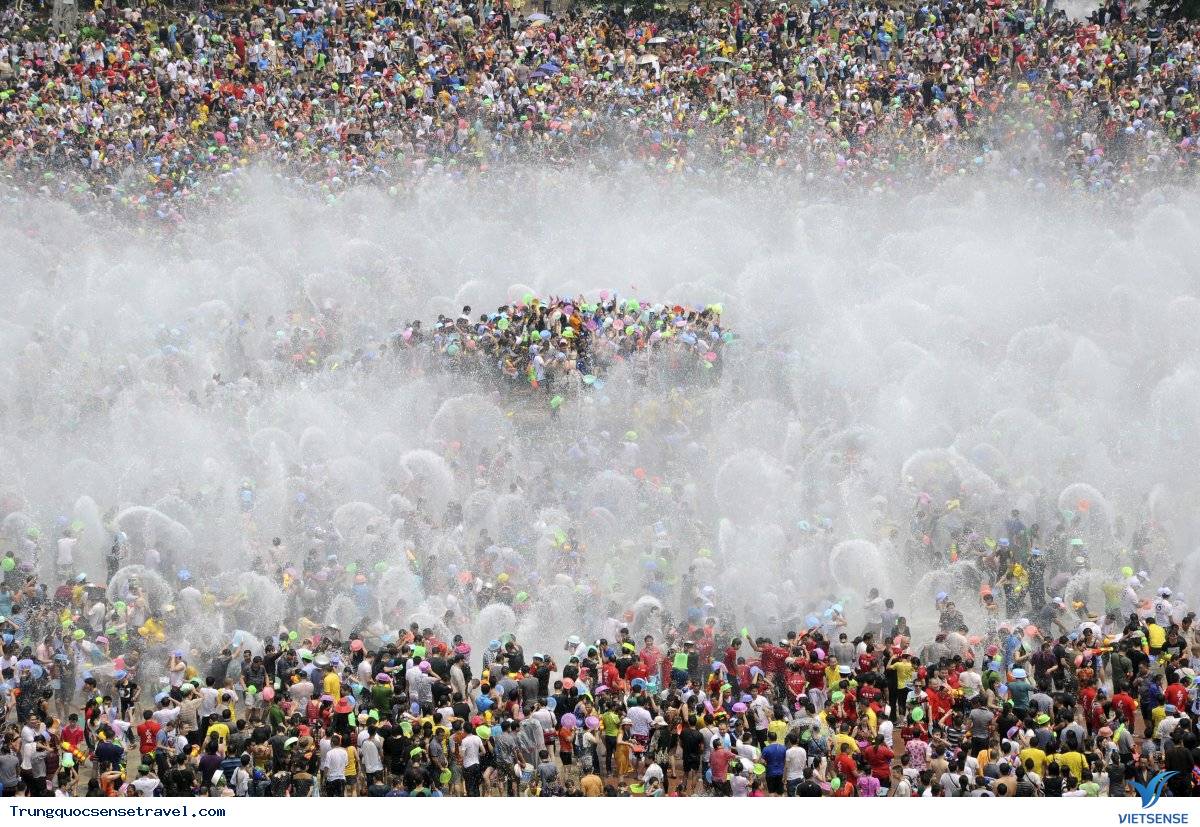 Chật kín người tại địa điểm Thăm Quan nổi tiếng - Ảnh 6